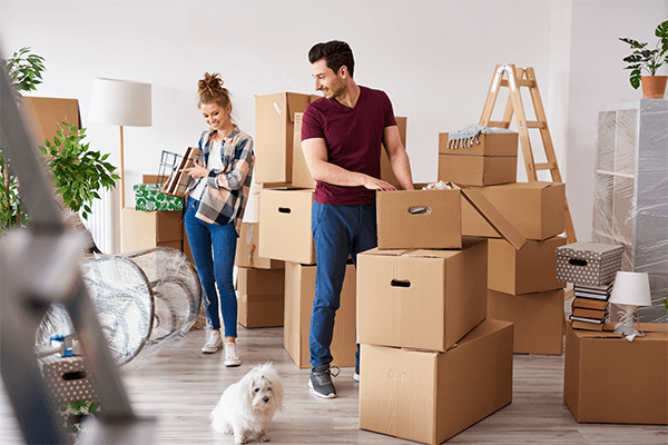 Couple préparant un déménagement avec des cartons 92Cartons